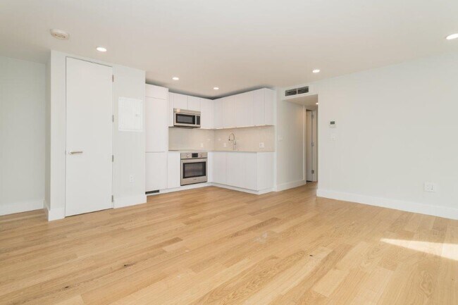 330 Harvard St, Unit K2T in Cambridge, MA - Building Photo - Building Photo