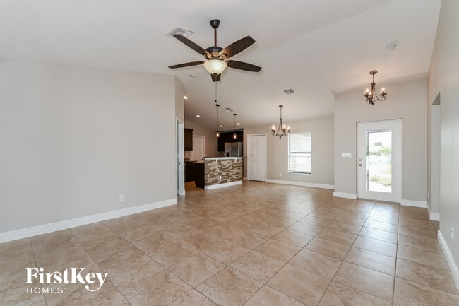 1806 NE 2nd Ave in Cape Coral, FL - Foto de edificio - Building Photo