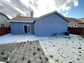 686 Anna Dr in Yuba City, CA - Foto de edificio - Building Photo