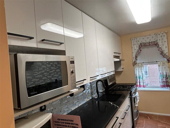 365 Bronx River Rd in Yonkers, NY - Building Photo - Building Photo