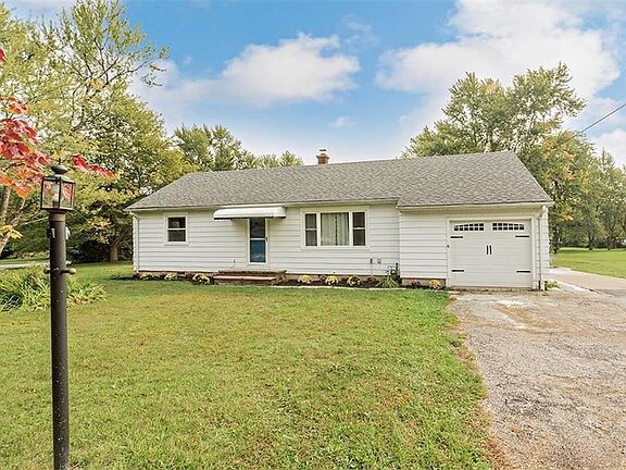 10693 Beechwood Dr in Kirtland, OH - Foto de edificio