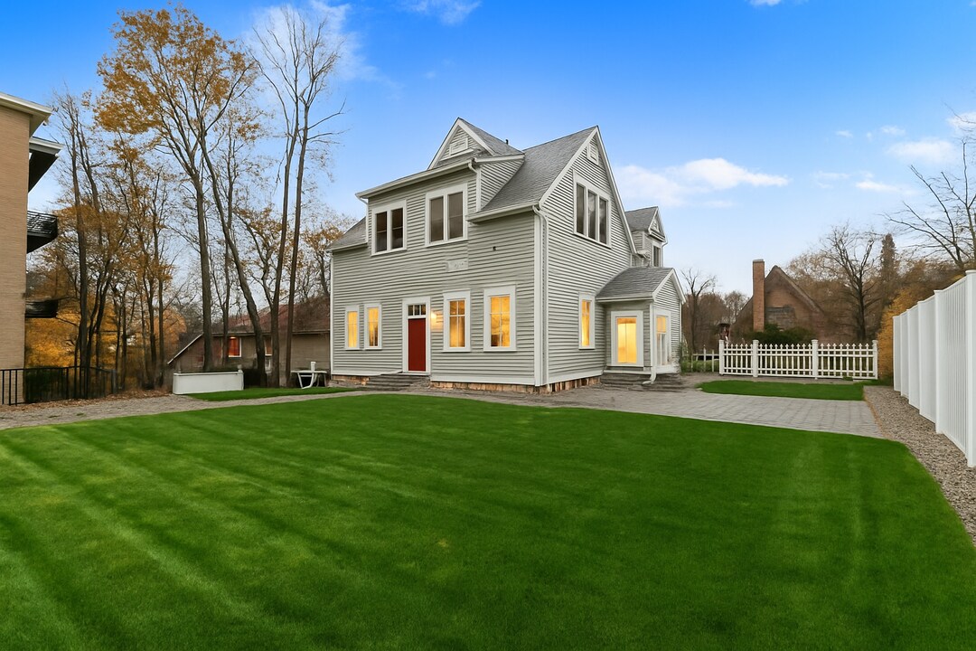 14 Newell Rd, Unit 14 in Brookline, MA - Building Photo