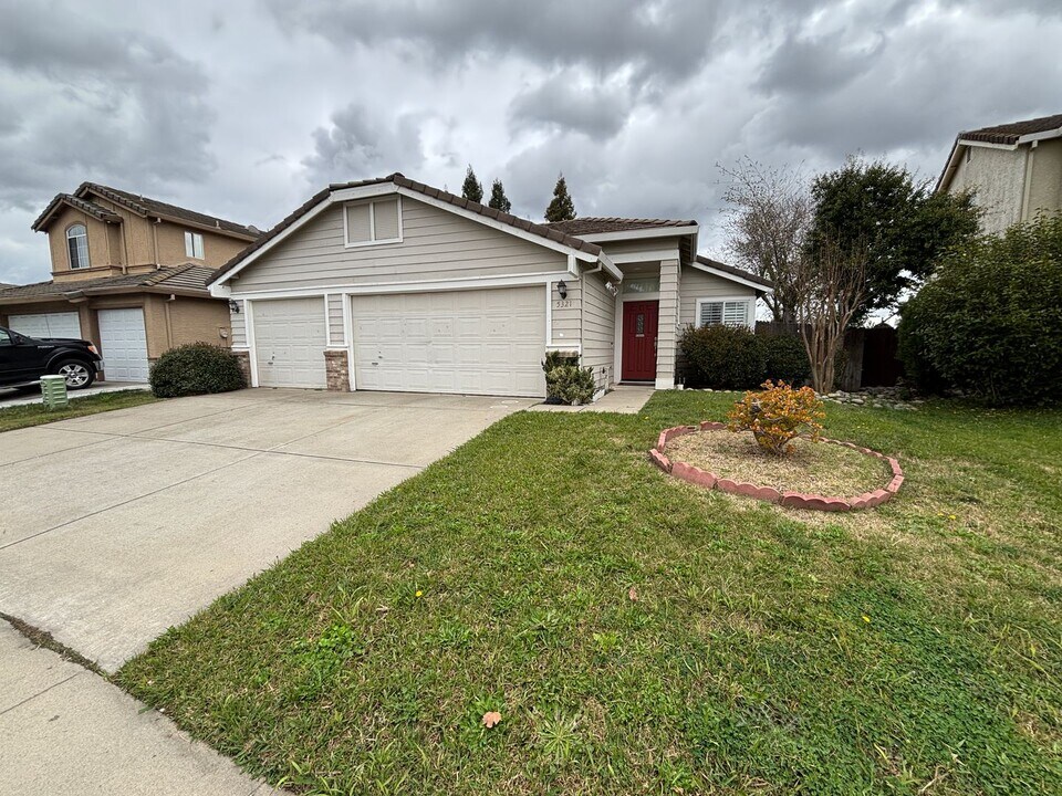 5321 Lake Pleasant Dr in Elk Grove, CA - Building Photo