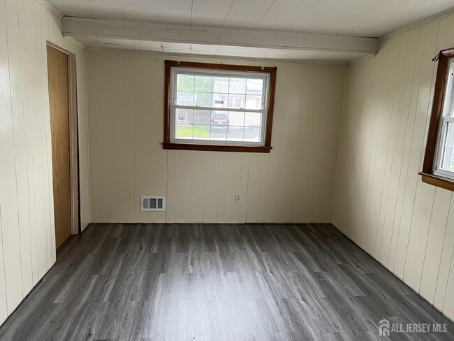 4 Monroe Ave in Carteret, NJ - Building Photo - Building Photo