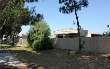 Arrowhead Estates in Bloomington, CA - Foto de edificio - Building Photo