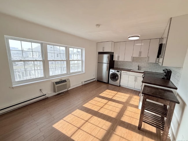 8 Wardwell St in Stamford, CT - Building Photo - Building Photo