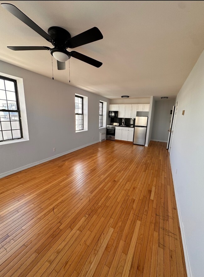 890 W Beech St in Long Beach, NY - Building Photo - Building Photo