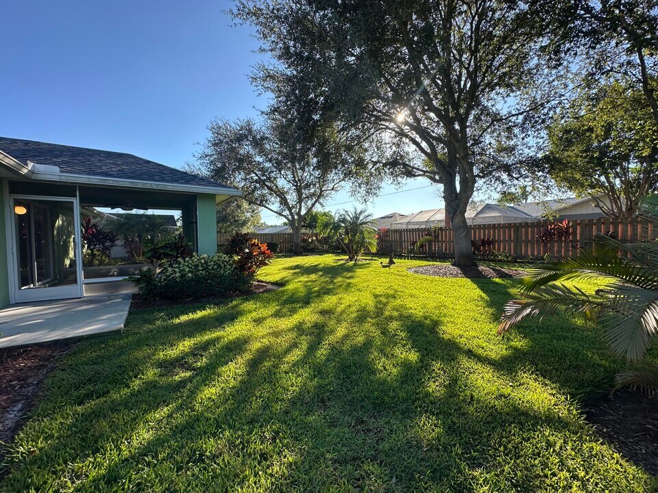 1374 SE Concha St in Port St. Lucie, FL - Building Photo