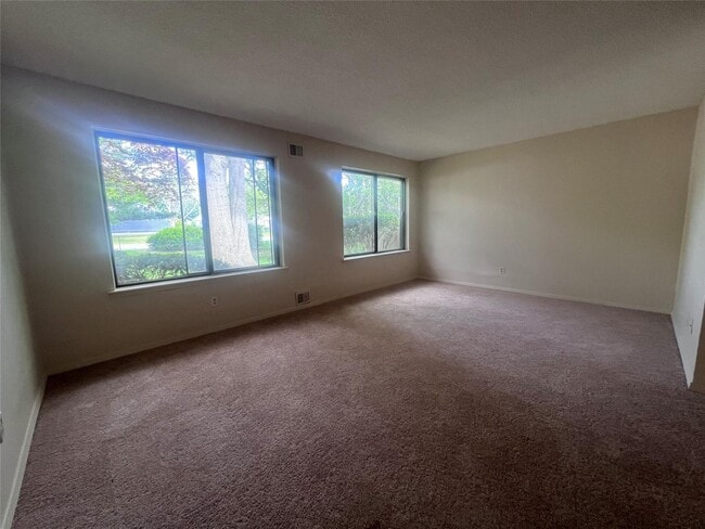 200 Springmeadow Dr in Holbrook, NY - Building Photo - Building Photo