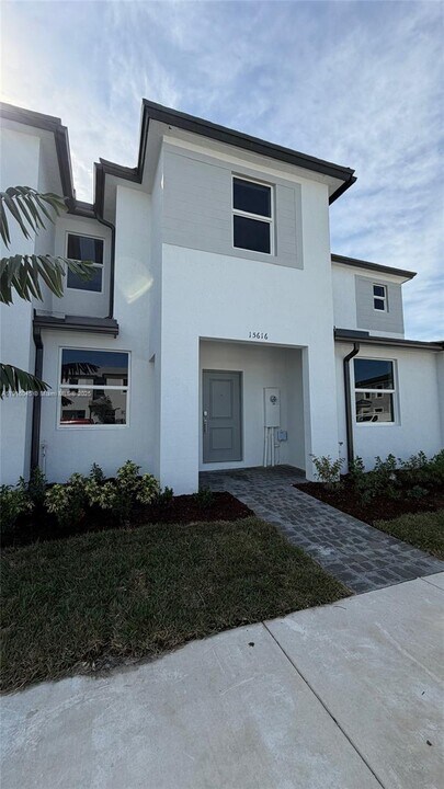 15616 SW 276th Terrace in Homestead, FL - Building Photo