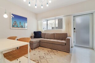 250 Collins Ave in Miami Beach, FL - Building Photo