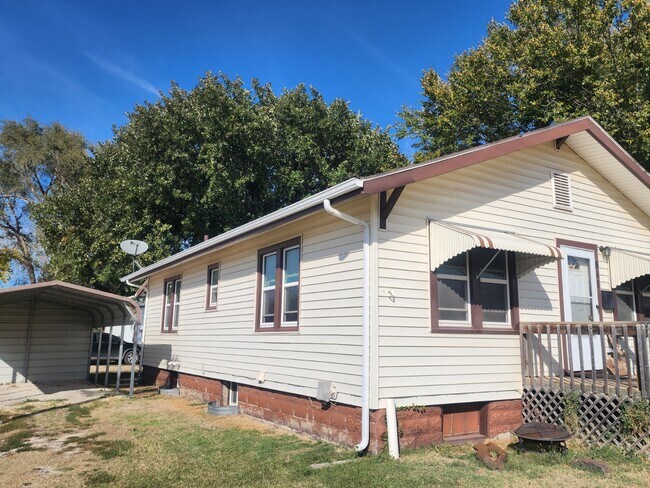 811 W Main St in Lyons, KS - Building Photo - Building Photo