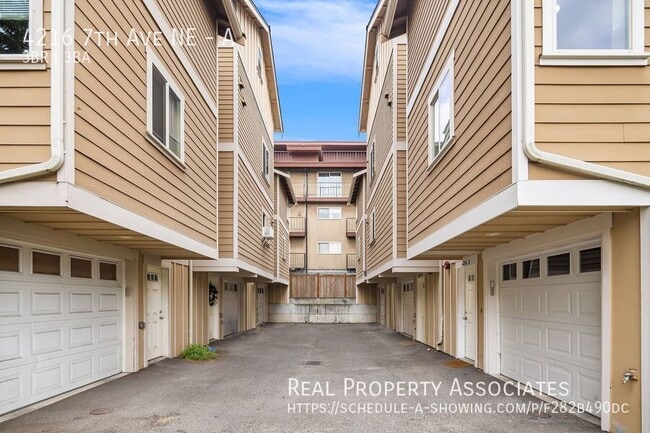 4216 7th Ave NE in Seattle, WA - Foto de edificio - Building Photo