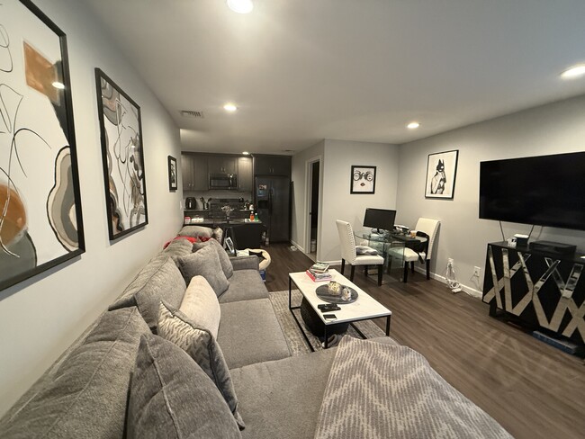 55 Woodhull Rd, Unit upper