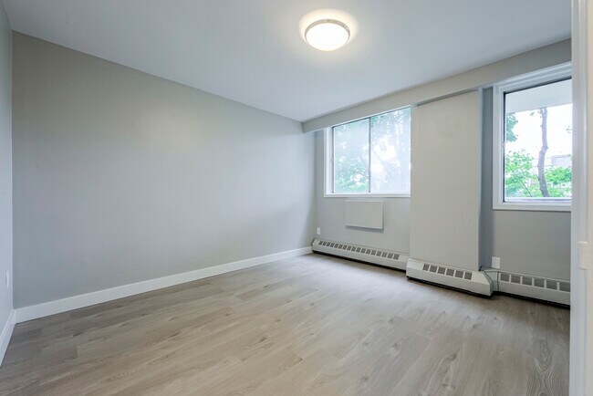 Bedford Towers in Toronto, ON - Building Photo - Building Photo