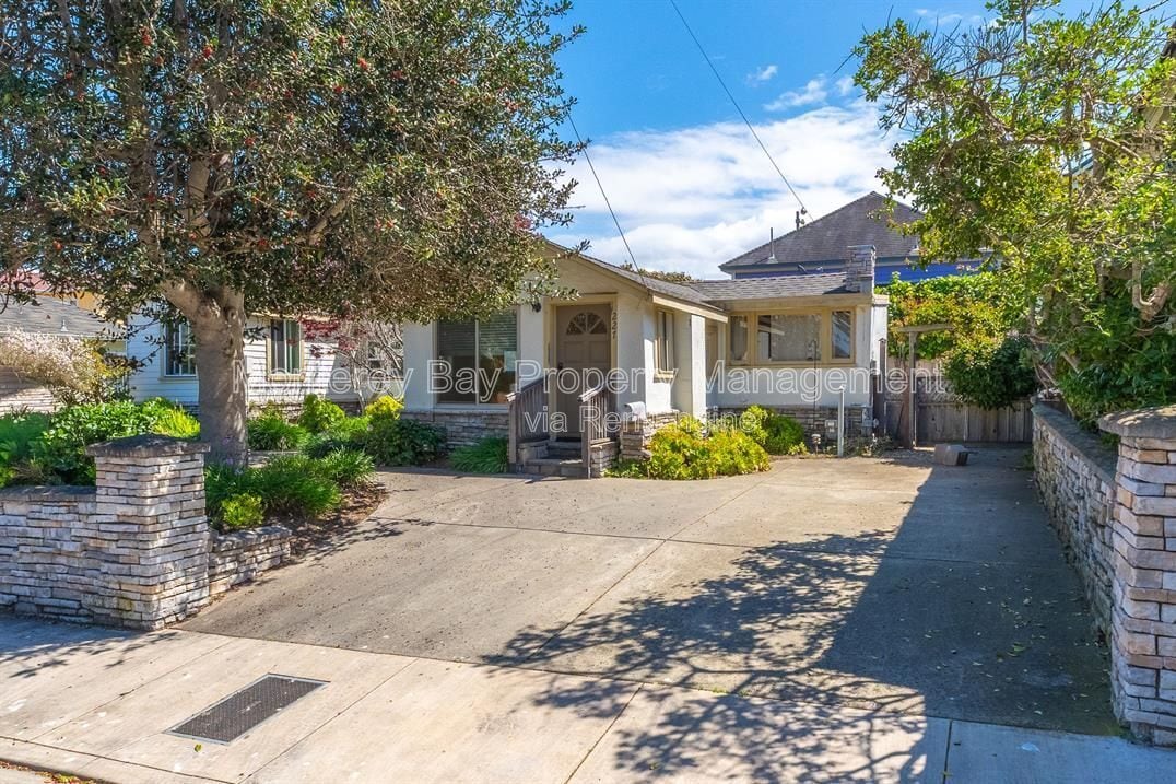 227 18th St in Pacific Grove, CA - Building Photo