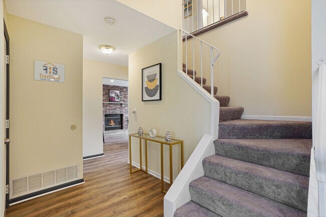 303 Danbury Dr, Unit SI ID1285015P in Naperville, IL - Foto de edificio - Building Photo