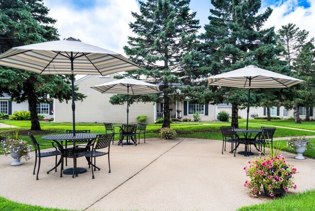 Cottages of Spring Lake Park - 55+ Community in Spring Lake Park, MN - Foto de edificio - Building Photo