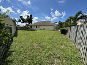 9325 Cove Point Cir in Boynton Beach, FL - Building Photo - Building Photo