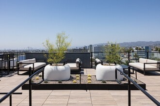 Skylar At Sunset in Los Angeles, CA - Foto de edificio - Building Photo