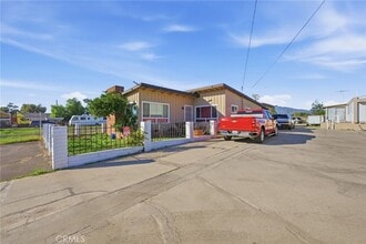 16072 Arrow Blvd in Fontana, CA - Foto de edificio - Building Photo