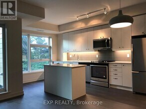 555 William Graham Dr in Aurora, ON - Building Photo - Building Photo