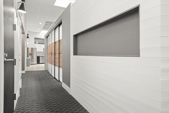 300 N Ogden Ave, Unit 202 in Chicago, IL - Foto de edificio - Building Photo