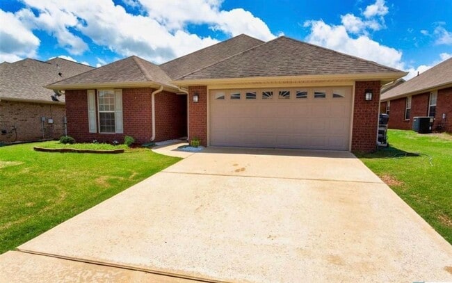 1042 Lexington Dr in Moody, AL - Building Photo - Building Photo