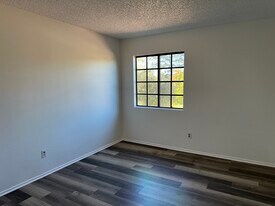 10438 Cozycroft Ave in Chatsworth, CA - Building Photo