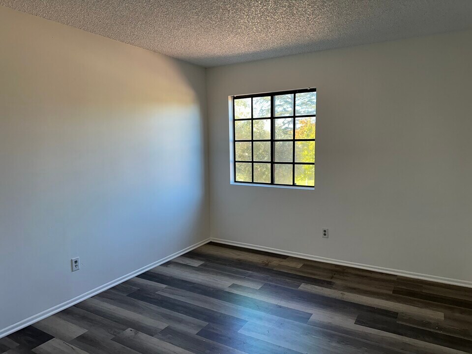 10438 Cozycroft Ave in Chatsworth, CA - Building Photo