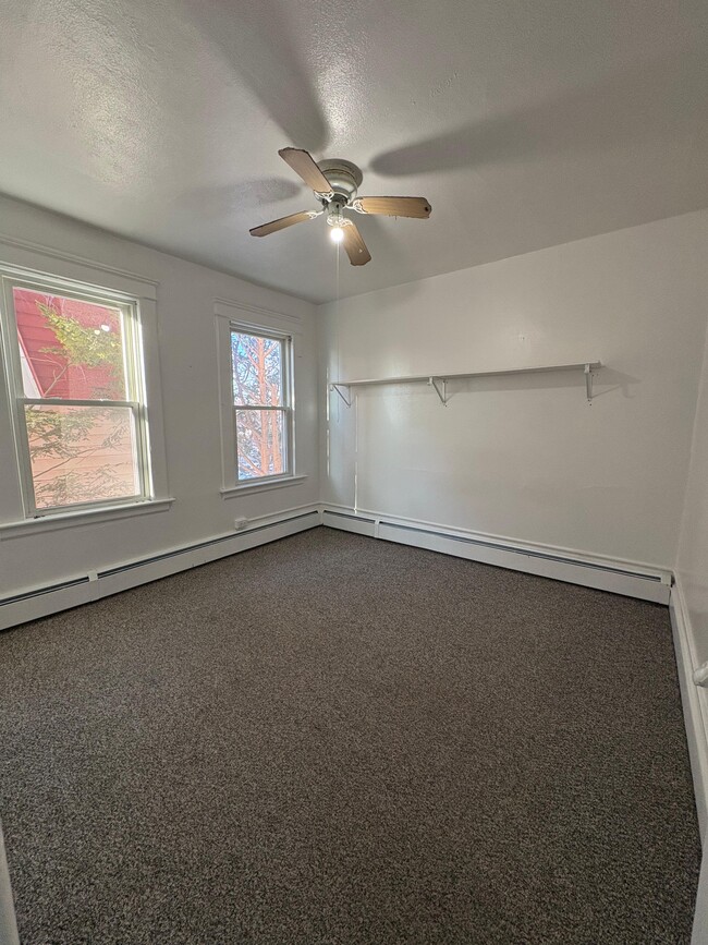 37 Eastwood Ave, Unit 2 in Waterbury, CT - Foto de edificio - Building Photo