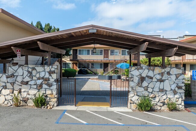 711 Berry Ave in Hayward, CA - Building Photo - Building Photo