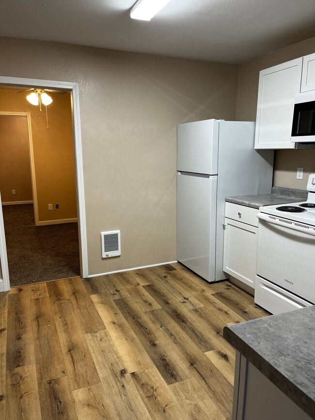 212 N Main St, Unit Apt B in Mitchell, SD - Foto de edificio - Building Photo