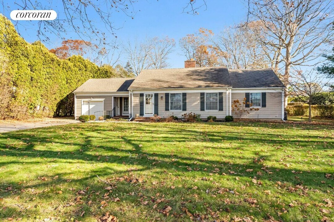 56 Seaman Rd in Jamesport, NY - Building Photo