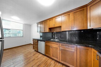 2841 NE 163rd St in North Miami Beach, FL - Foto de edificio - Building Photo