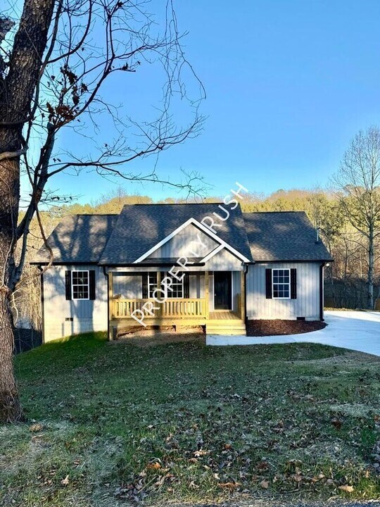 2221 Eaton Dr SE in Dalton, GA - Building Photo