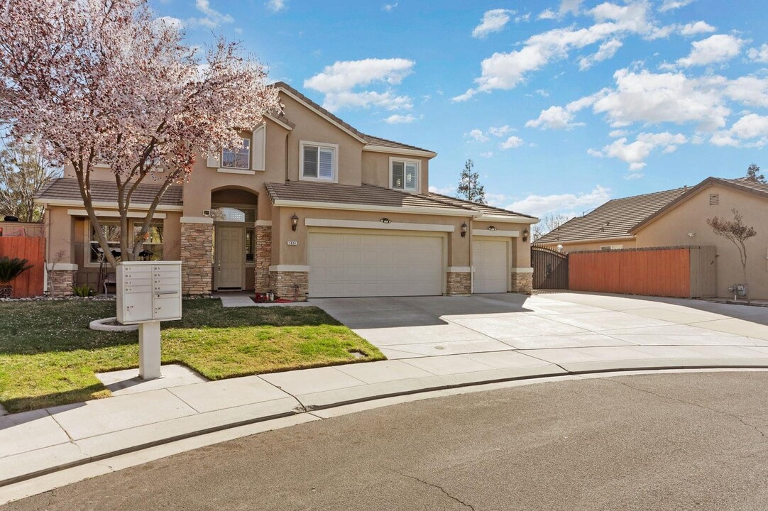 1824 Belmont Pl in Manteca, CA - Foto de edificio