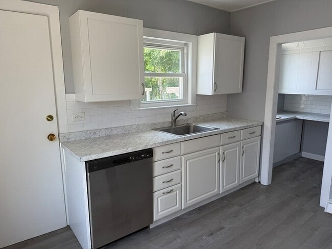 410 Court St, Unit 1 in Plymouth, MA - Foto de edificio - Building Photo