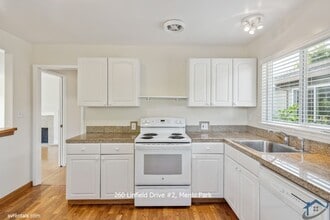 260 Linfield Dr, Unit 2 in Menlo Park, CA - Foto de edificio - Building Photo