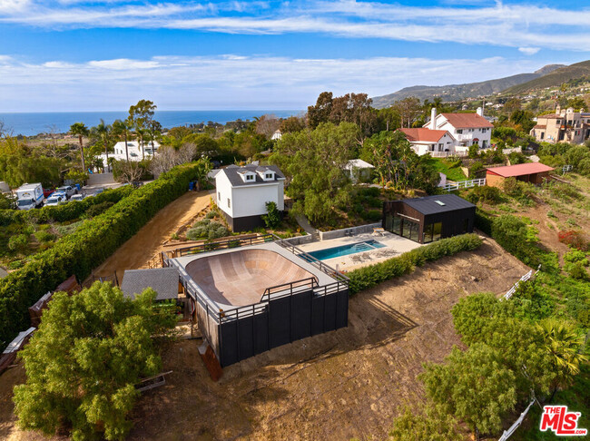 29517 Harvester Rd in Malibu, CA - Foto de edificio - Building Photo