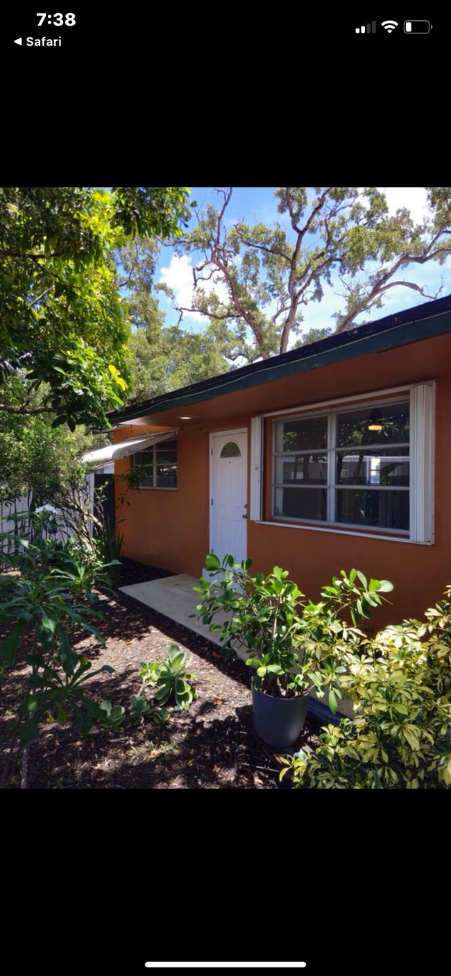 4920 SW 28th Ter, Unit 3 bedroom