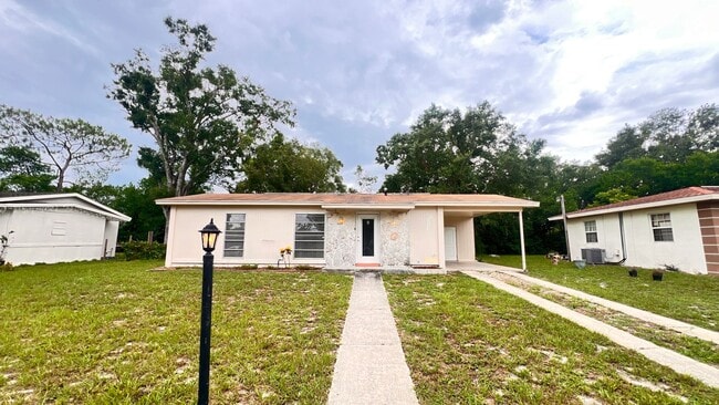 1655 Brady Dr in Deltona, FL - Building Photo - Building Photo