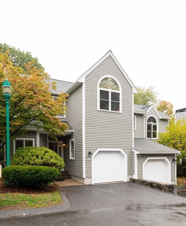 178 Bishops Forest Dr in Waltham, MA - Foto de edificio