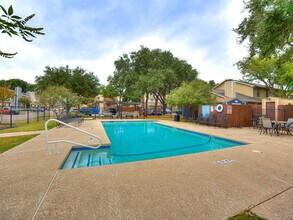 Windsor Place Townhomes in Plano, TX - Foto de edificio - Building Photo
