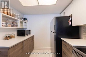 300 Webb Dr in Mississauga, ON - Building Photo - Building Photo