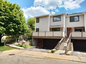 3061 Pheasant Creek Dr in Northbrook, IL - Building Photo