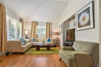 2056 Arlington Ave NE, Unit 109 in Atlanta, GA - Foto de edificio - Building Photo