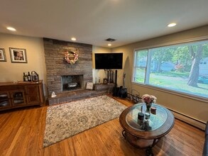 37 Stoneham Dr in West Hartford, CT - Building Photo - Building Photo