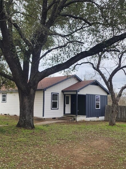 928 E Cameron Ave in Rockdale, TX - Building Photo