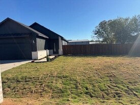 104 Francis St in Hillsboro, TX - Building Photo